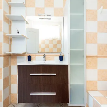 2 Bedrooms Flat In Sol *