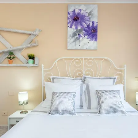 2 Bedrooms Flat In Sol